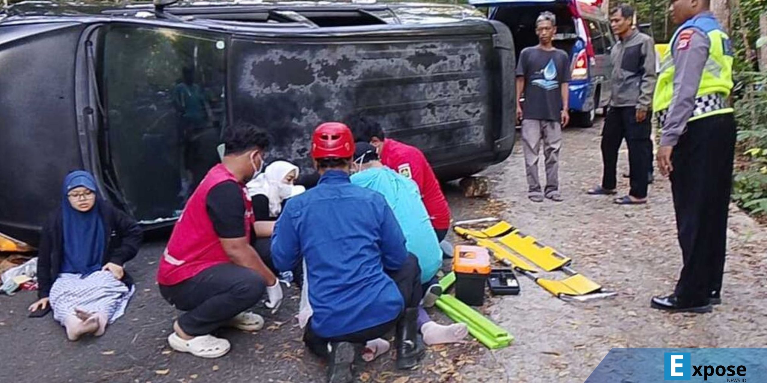 Mobil Toyota Kijang Innova terguling saat melintas ruas jalan Sermo