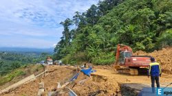 Alat berat dikirim untuk menyingkirkan material longsor Bukit Mayo, di jalan poros pedalaman Nunukan.