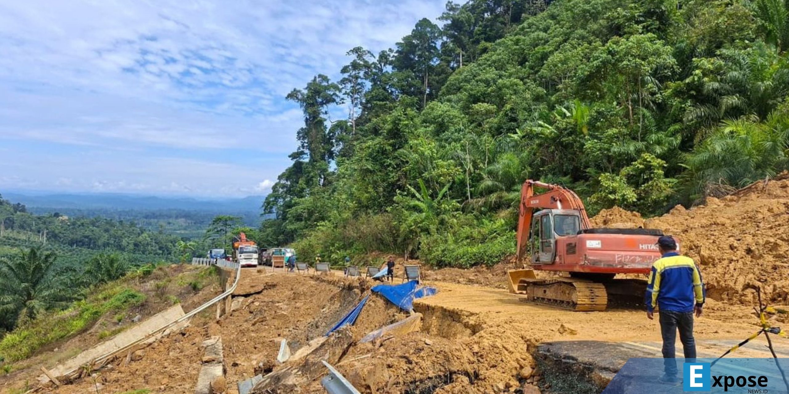 Alat berat dikirim untuk menyingkirkan material longsor Bukit Mayo, di jalan poros pedalaman Nunukan.