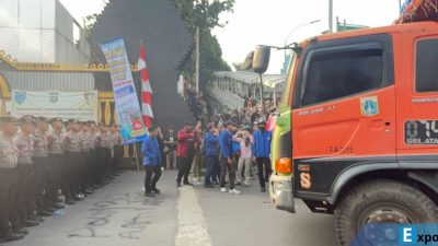 Mahasiswa Demo soal ojol dilindas rantis Brimob ke gerbang Polda Metro Jaya