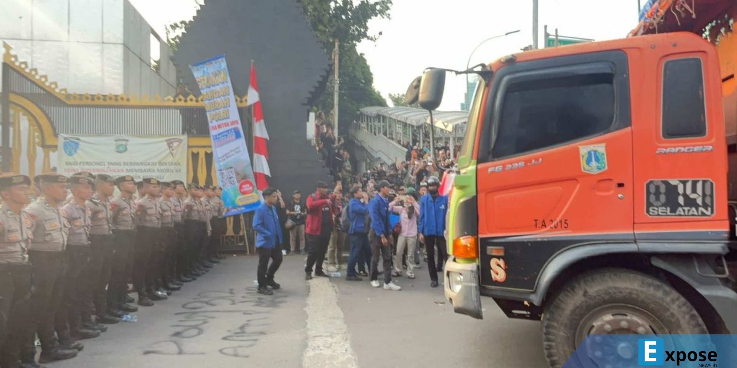 Mahasiswa Demo soal ojol dilindas rantis Brimob ke gerbang Polda Metro Jaya