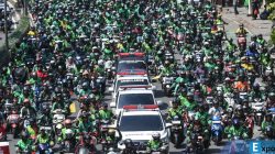 Iring-iringan pengemudi ojek online (ojol) mengantarkan jenazah Affan Kurniawan ke TPU