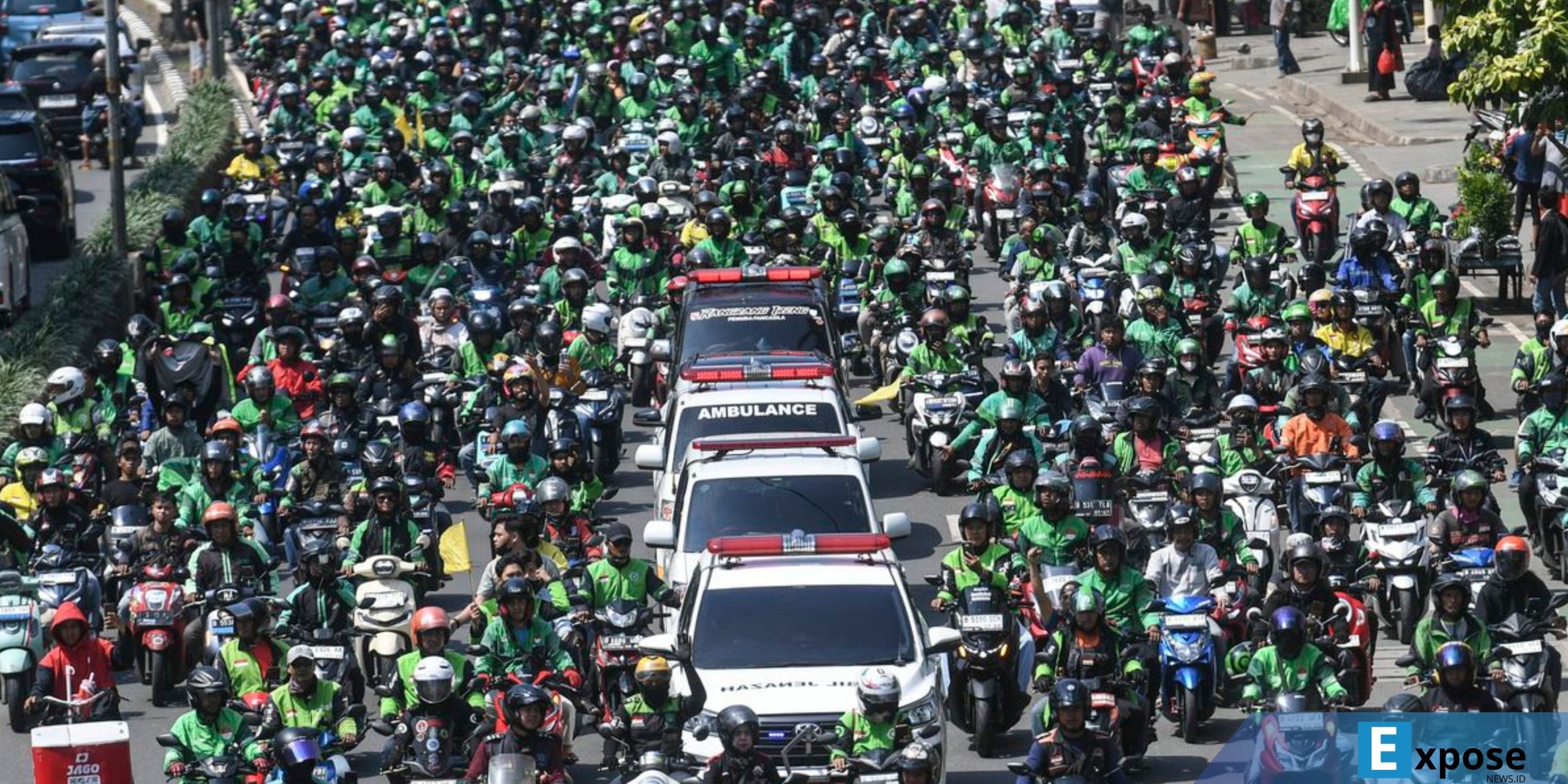 Iring-iringan pengemudi ojek online (ojol) mengantarkan jenazah Affan Kurniawan ke TPU