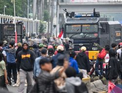 Demo BEM UI dan BEM SI Geruduk Polda, Tuntut Kapolri dan Kapolda Dicopot Usai Insiden Rantis!