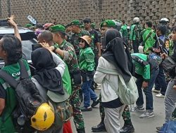 Kapolda Metro Dihujani Makian dan Botol Usai Datangi Pemakaman Ojol Korban Rantis Brimob