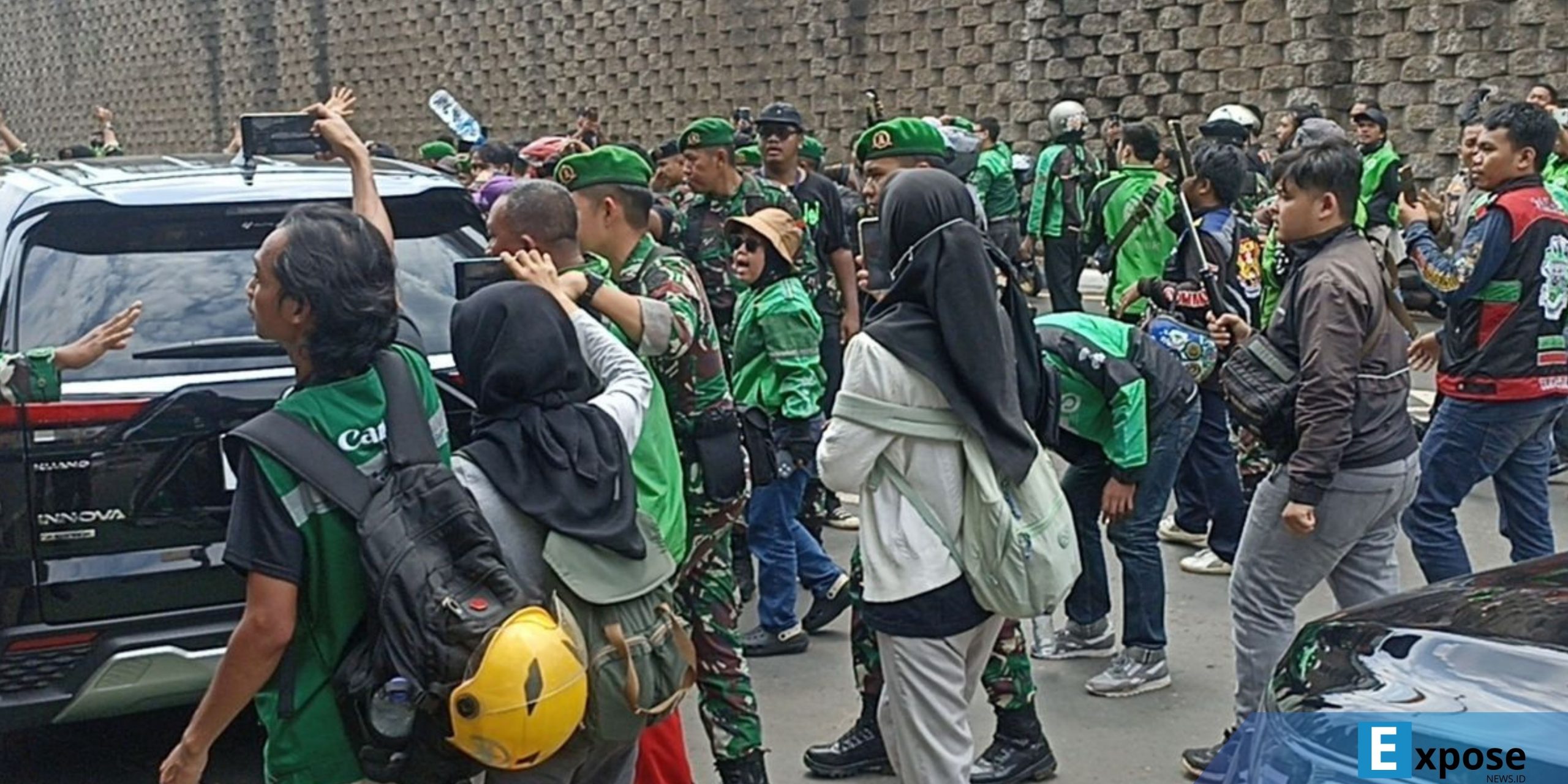 Kapolda Metro Jaya Irjen Asep Edi Suheri menjadi sasaran amukan massa