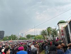 Suasana Memanas, Sabtu Sore Massa Kembali Berdemo di Depan Gedung DPR RI