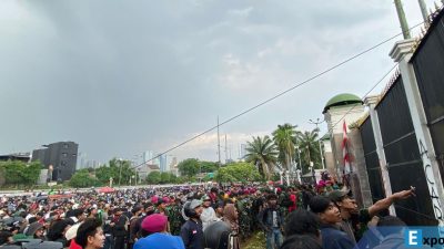 Massa Demo DPR Kembali Padati Gerbang Utama DPR,