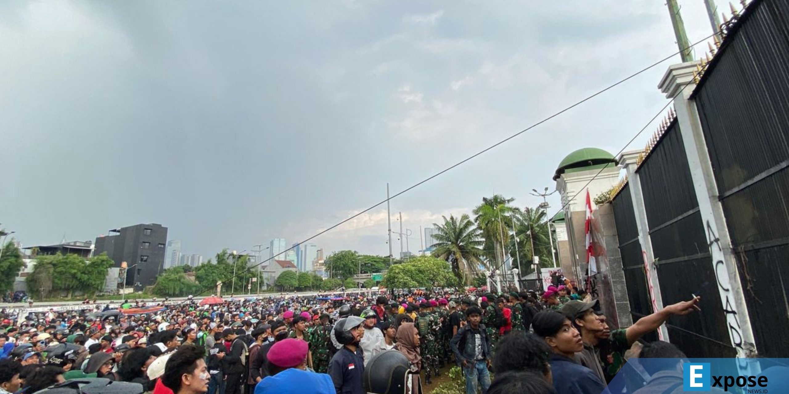 Massa Demo DPR Kembali Padati Gerbang Utama DPR,