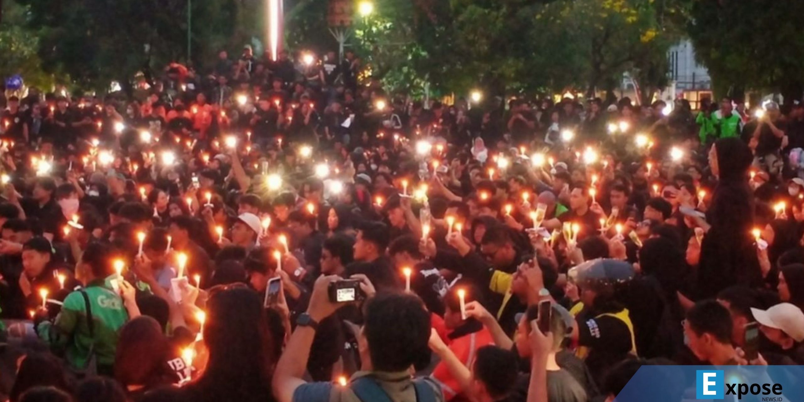 Ribuan masyarakat berkumpul di Kota Malang, Jawa Timur mengikuti aksi solidaritas di Alun-Alun