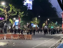 Demo Surabaya Memanas, Water Cannon Siaga! Polisi Berjaga Ketat di Grahadi