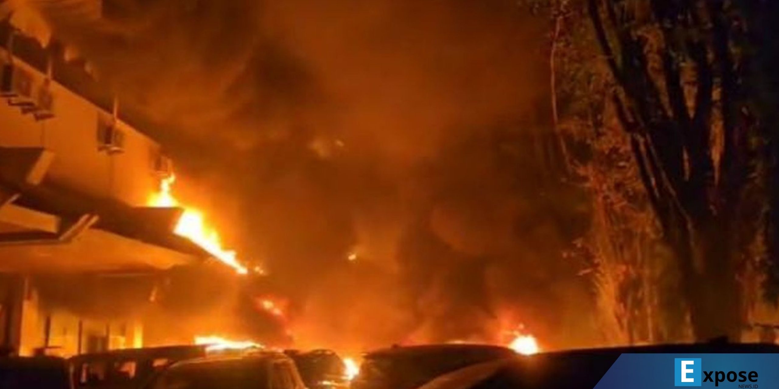 Gedung DPRD Kota Makassar terbakar saat massa merangsek masuk