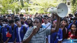 Demo Timor Leste pada Senin (15/9/2025), demonstran memprotes pembelian mobil dinas mewah pejabat.