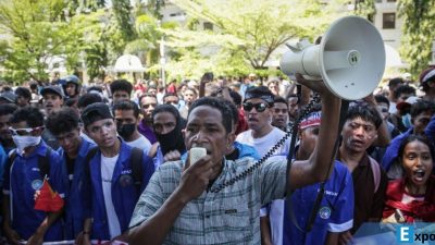 Demo Timor Leste pada Senin (15/9/2025), demonstran memprotes pembelian mobil dinas mewah pejabat.