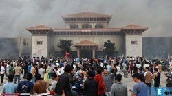 Para peserta demo Nepal berkumpul di depan gedung parlemen di Kathmandu,