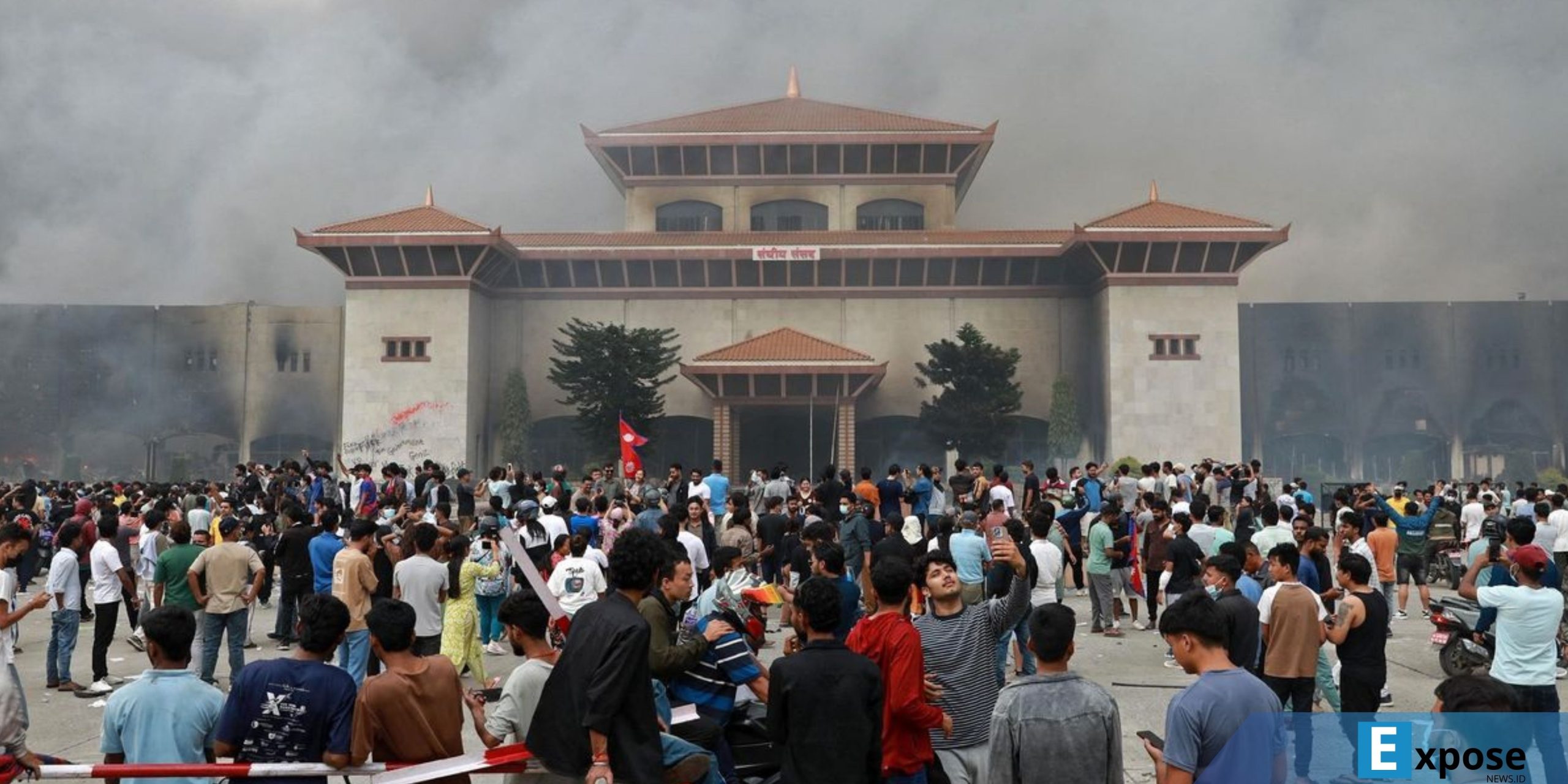 Para peserta demo Nepal berkumpul di depan gedung parlemen di Kathmandu,