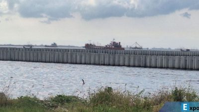 Pagar beton di wilayah utara Marunda, Cilincing, Jakarta Utara