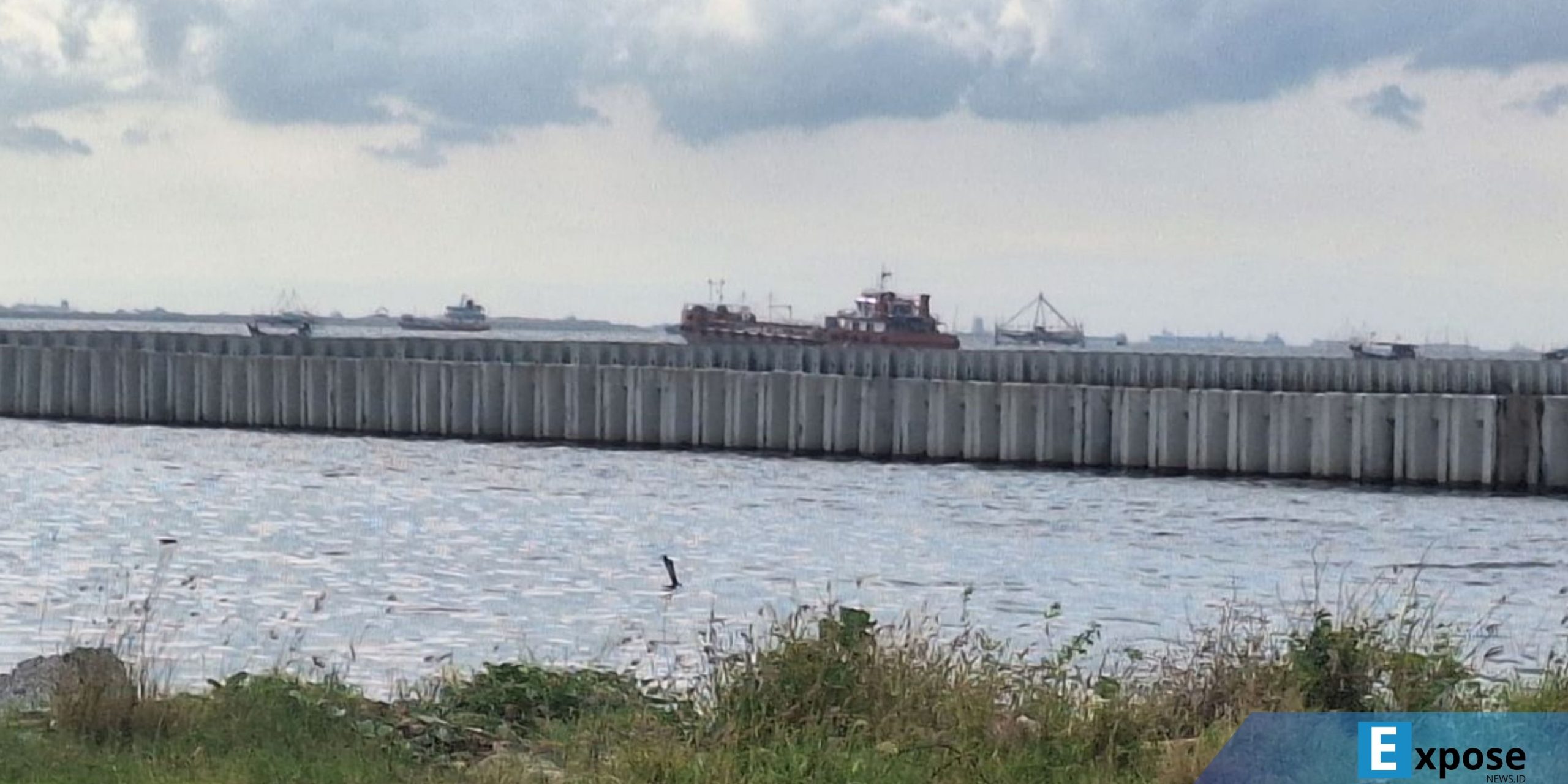 Pagar beton di wilayah utara Marunda, Cilincing, Jakarta Utara