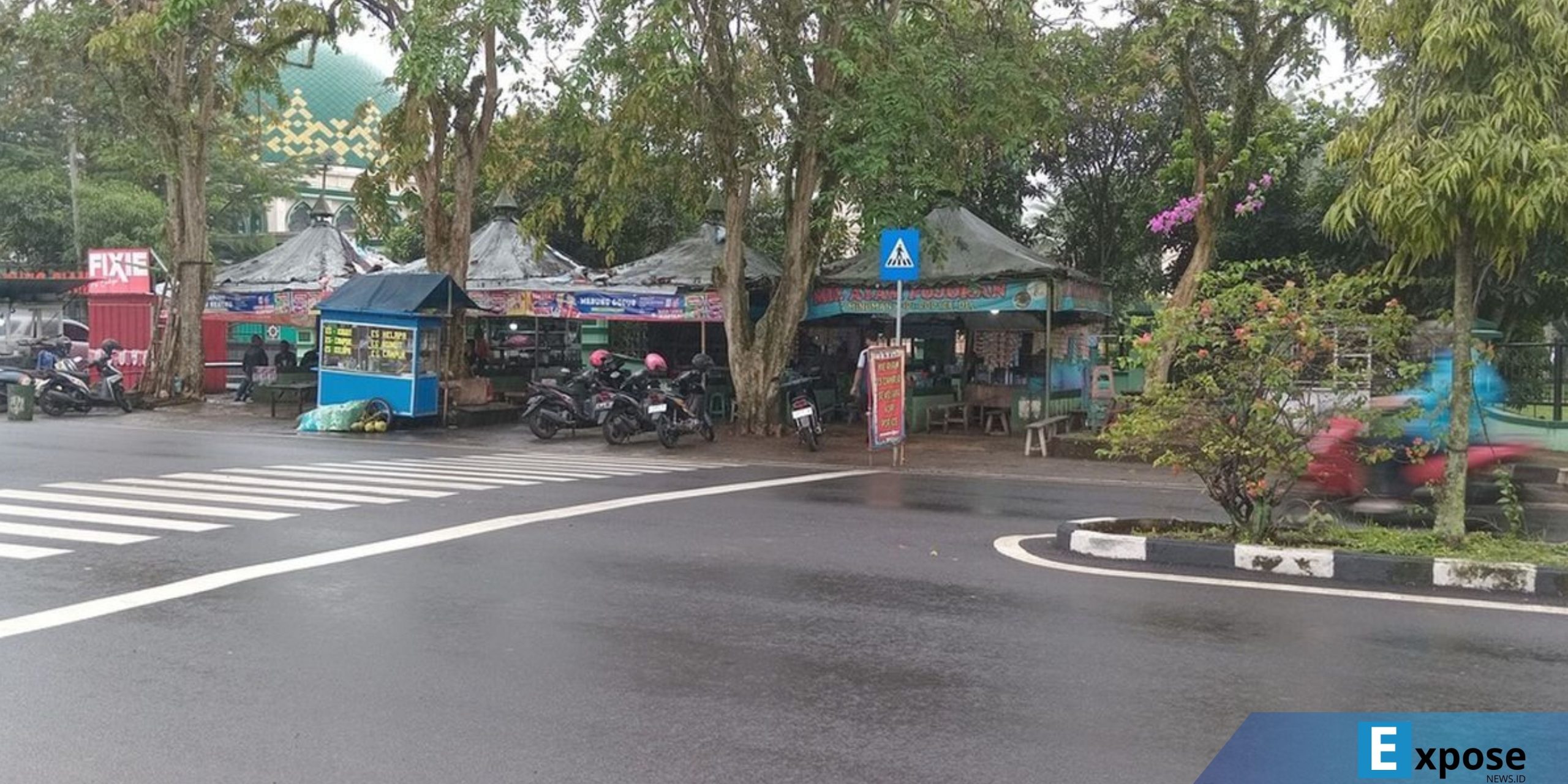 Pedagang kecil di seberang kantor DPRD Kabupaten Ciamis terpaksa tutup