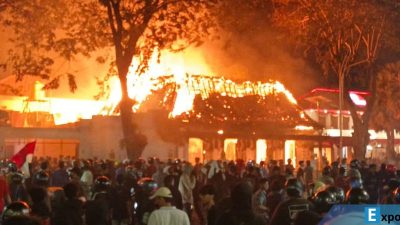 Gedung Grahadi di Surabaya, dibakar massa
