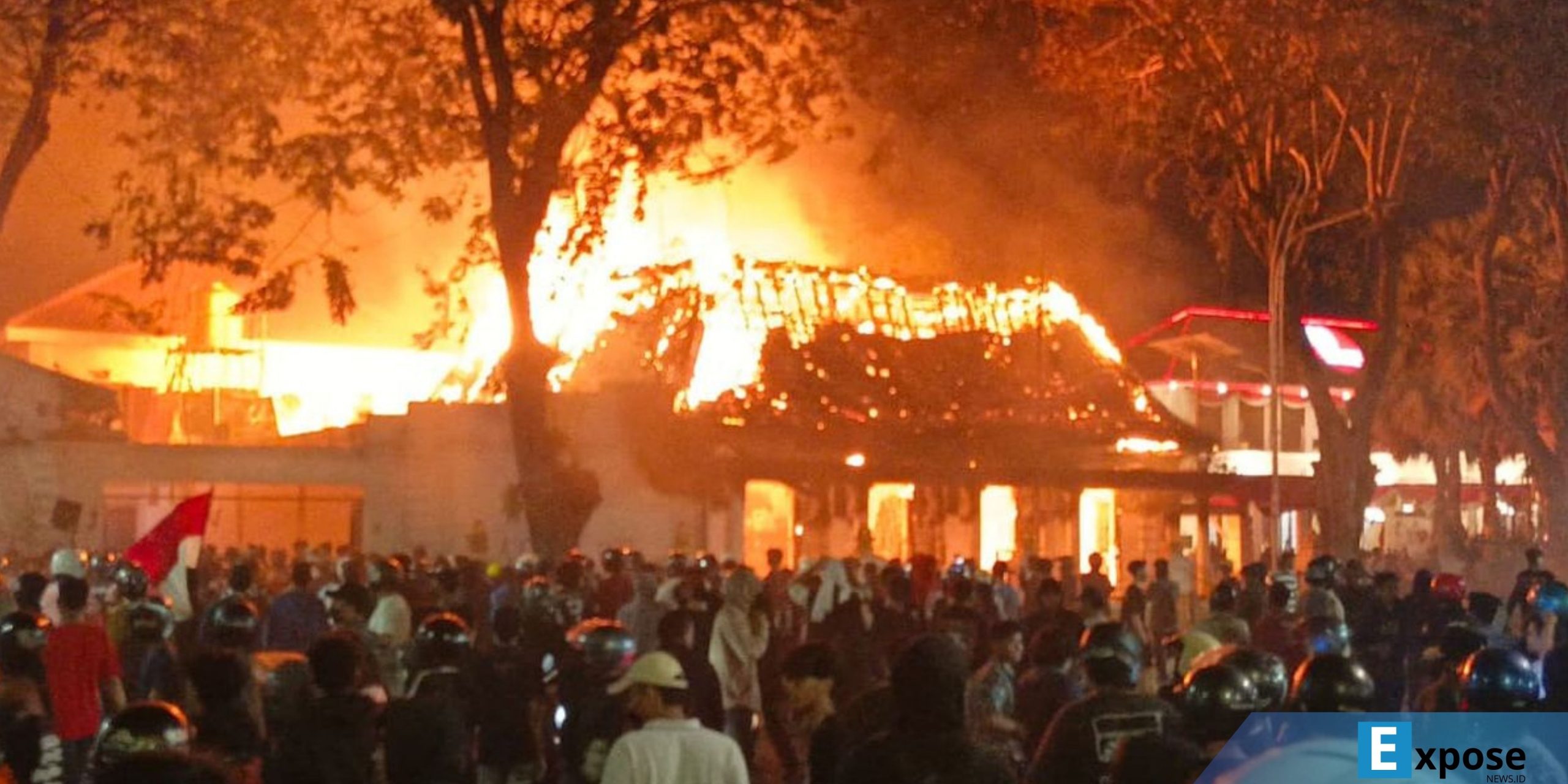 Gedung Grahadi di Surabaya, dibakar massa