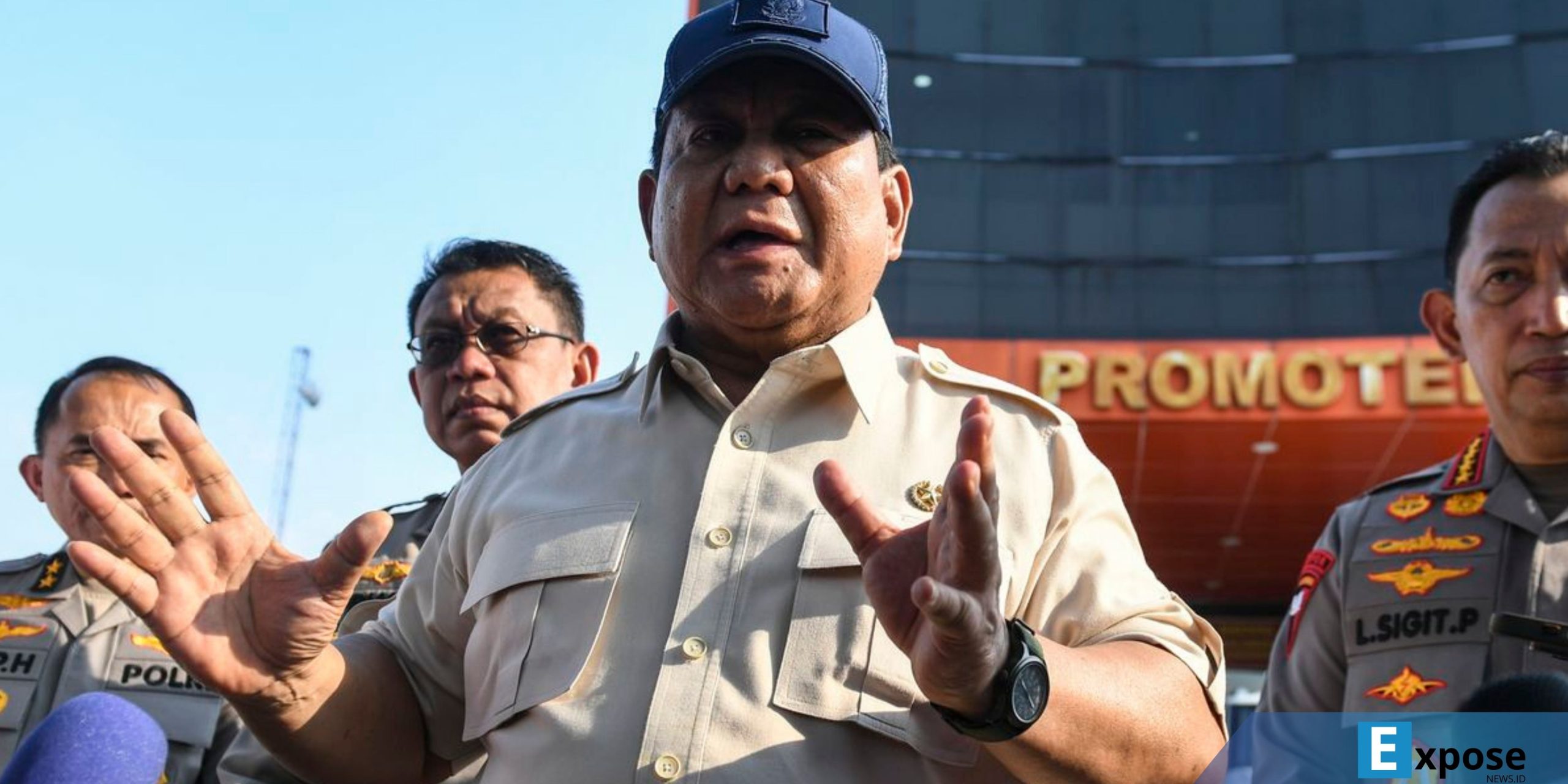 Presiden Prabowo Subianto (kiri) didampingi Kapolri Jenderal Pol. Listyo Sigit Prabowo saat menyampaikan keterangan