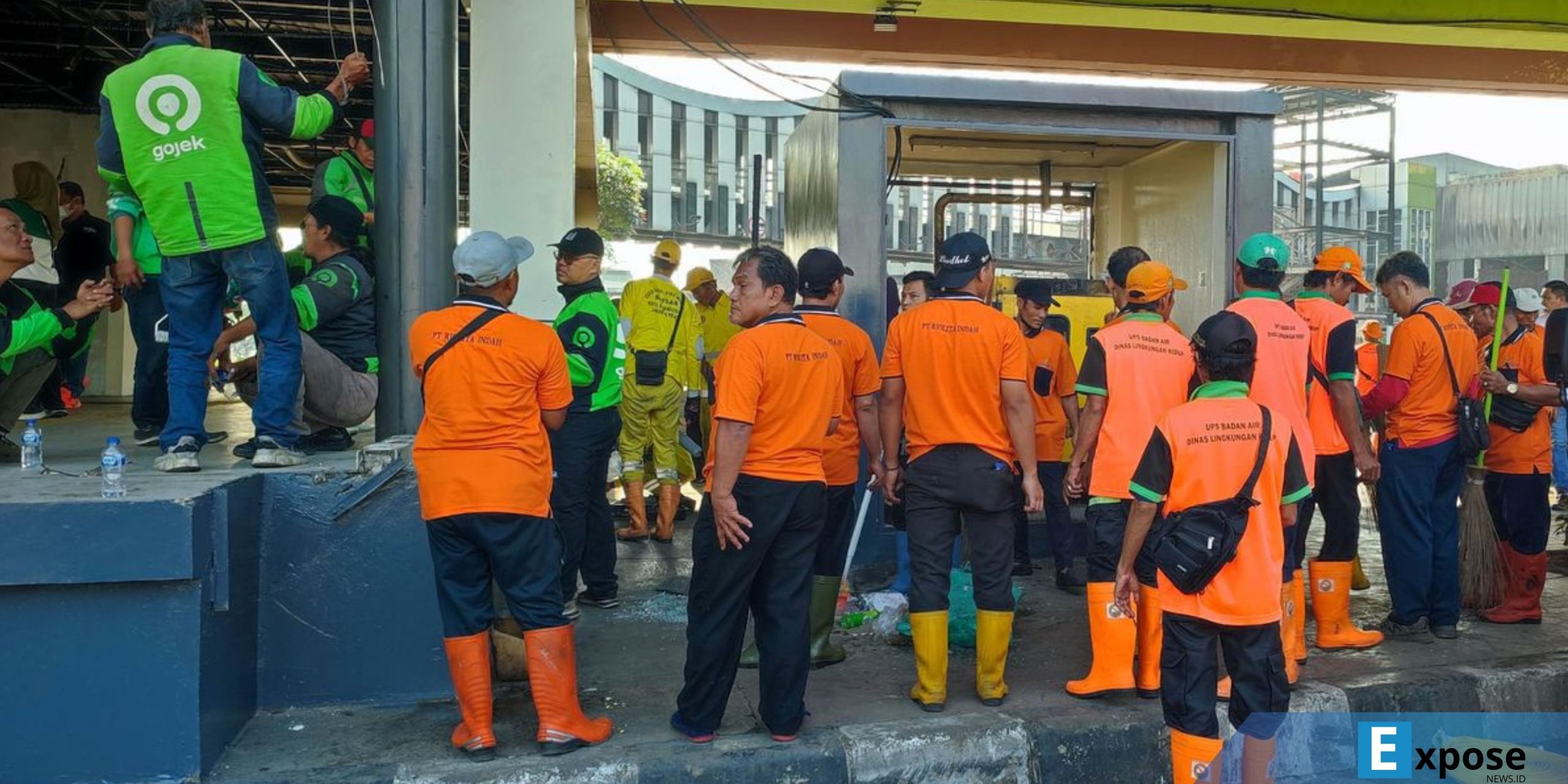Pembersihan dan perbaikan halte Transjakarta Senen usai dibakar orang