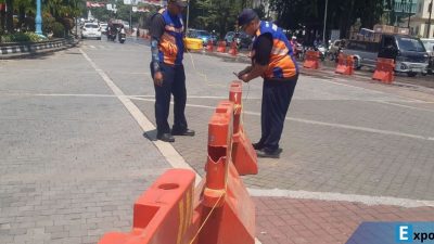 Petugas Dishub Solo rela panas-panasan memasang water barrier