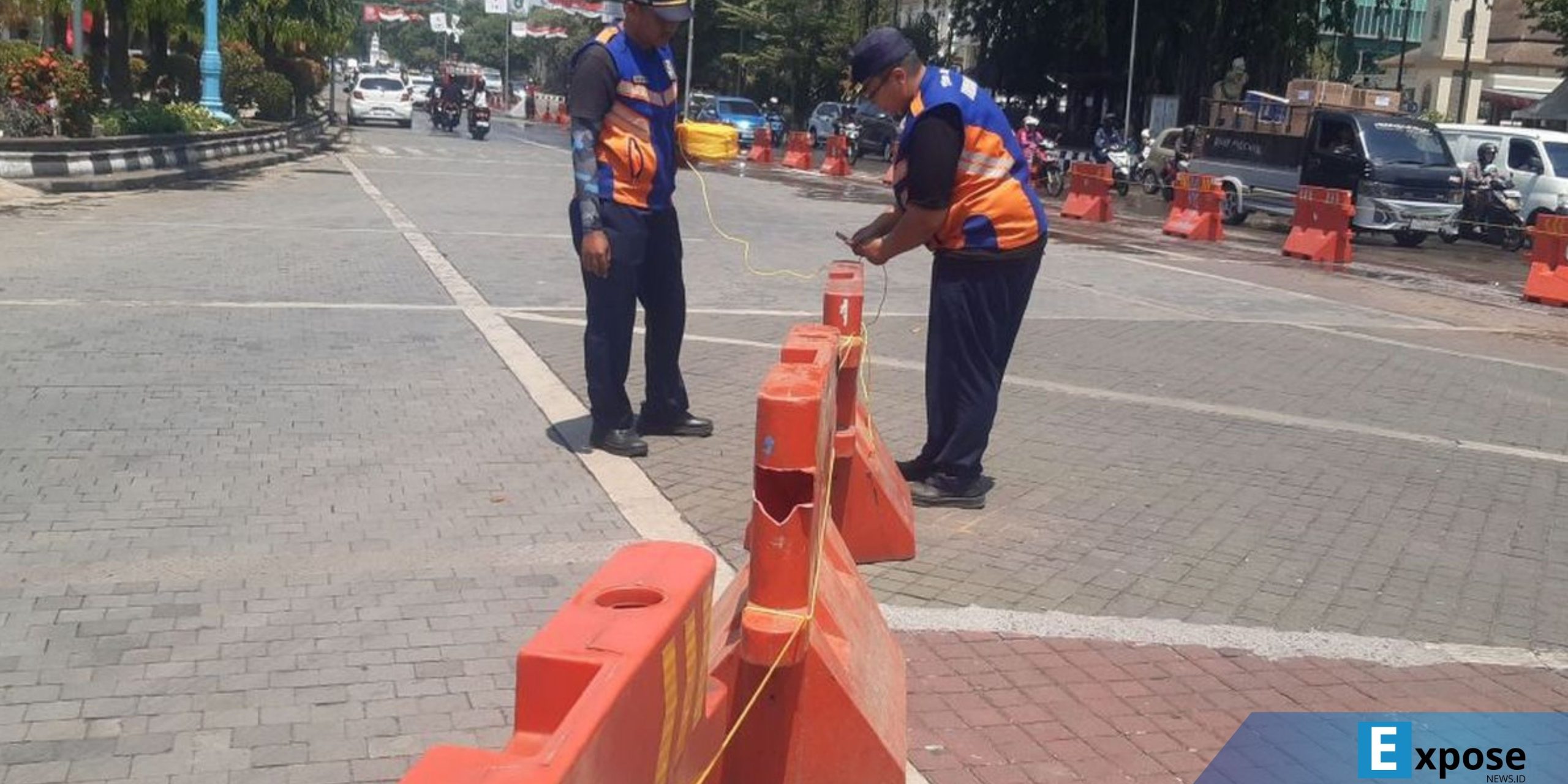 Petugas Dishub Solo rela panas-panasan memasang water barrier