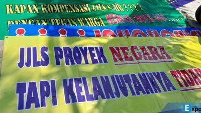 Warga memasang spanduk berisi penolakan pada proyek pembangunan JJLS di kawasan Kalurahan Karangwuni