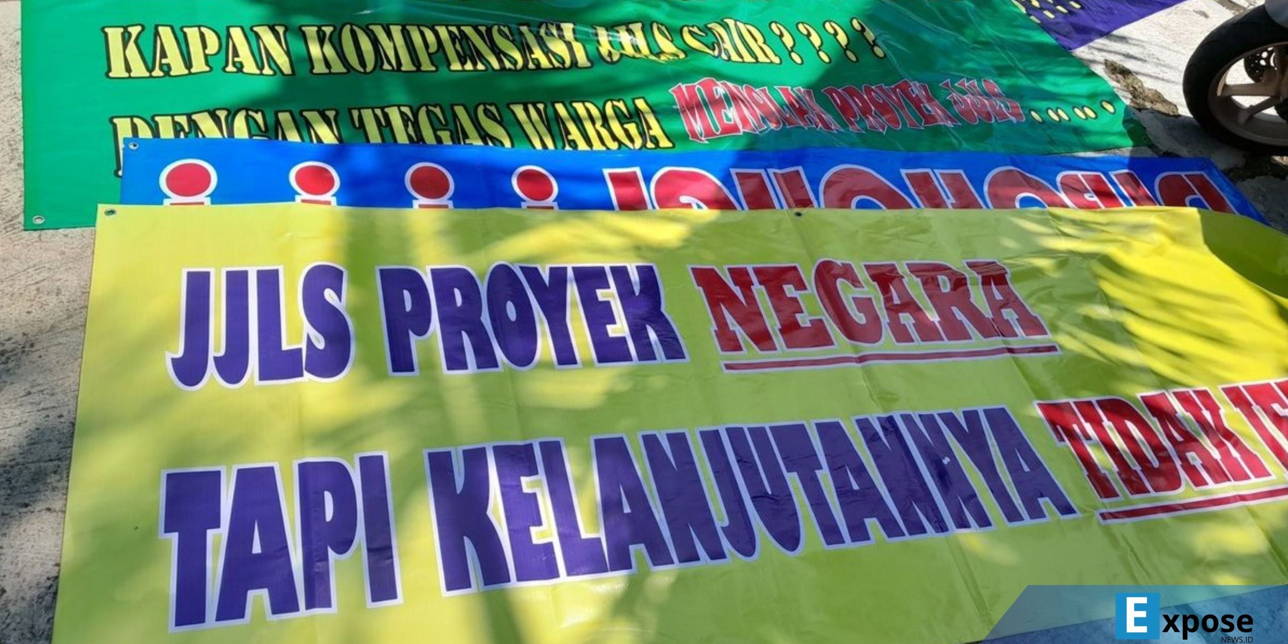 Warga memasang spanduk berisi penolakan pada proyek pembangunan JJLS di kawasan Kalurahan Karangwuni