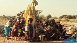 Warga Sudan mengungsi dari kamp Zamzam untuk berkumpul di Kota Tawila, Darfur Utara, pada Jumat