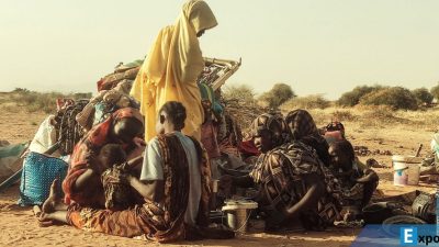 Warga Sudan mengungsi dari kamp Zamzam untuk berkumpul di Kota Tawila, Darfur Utara, pada Jumat