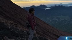 Seorang pendaki sedang beristirahat di jalur pendakian dari Tugu Yuda menuju ke Puncak Gunung Kerinci