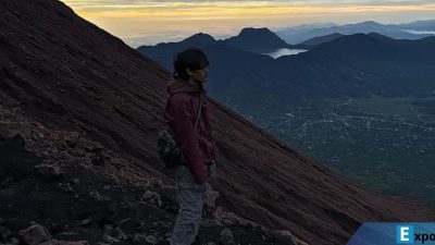 Seorang pendaki sedang beristirahat di jalur pendakian dari Tugu Yuda menuju ke Puncak Gunung Kerinci