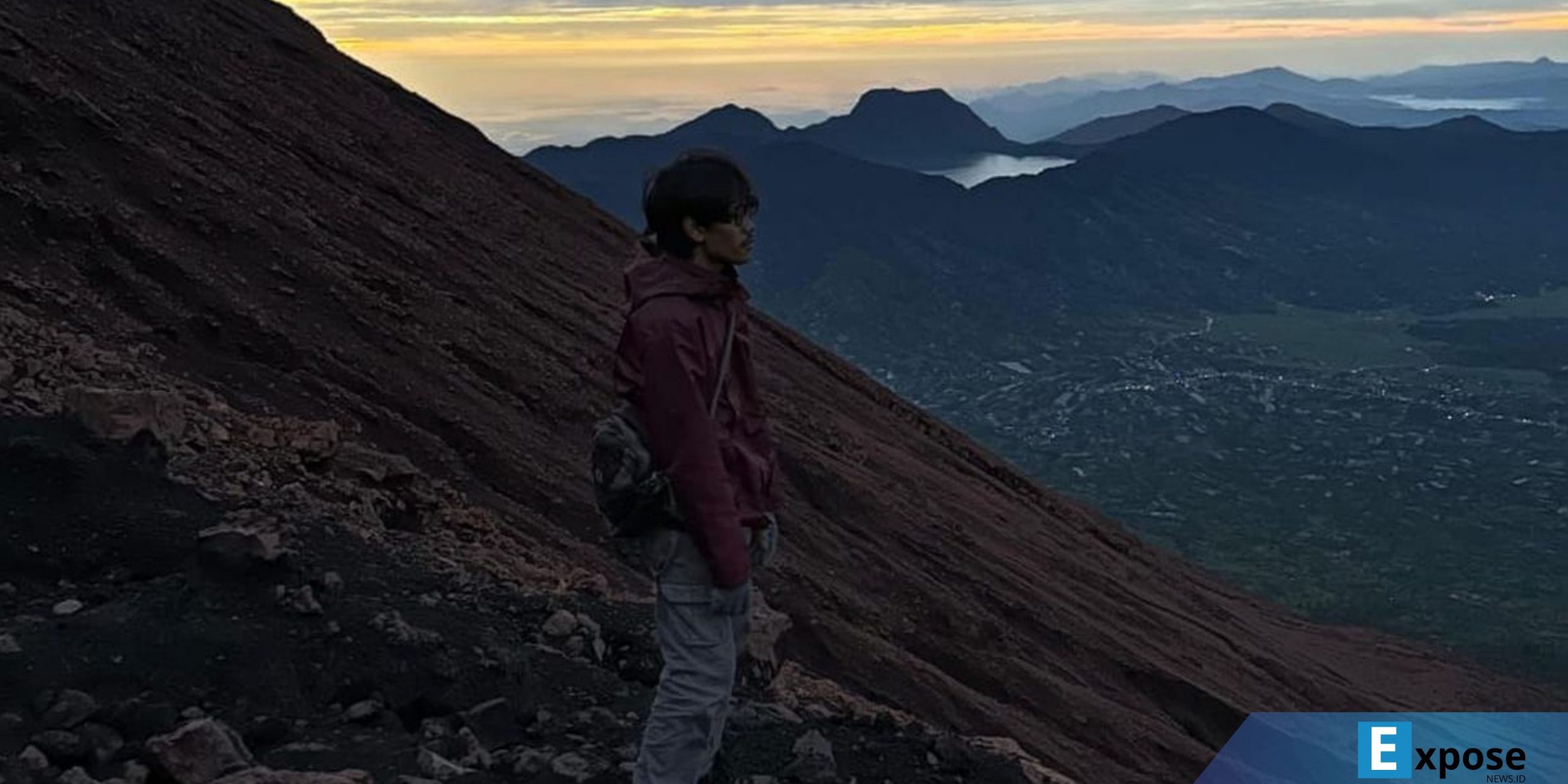 Seorang pendaki sedang beristirahat di jalur pendakian dari Tugu Yuda menuju ke Puncak Gunung Kerinci