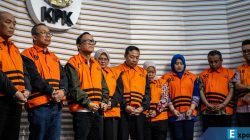 Wakil Menteri Ketenagakerjaan (Wamenaker) Immanuel Ebenezer (ketiga kiri) bersama tersangka lainnya saat dihadirkan sebagai tersangka usai terjaring OTT KPK
