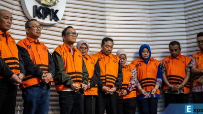 Wakil Menteri Ketenagakerjaan (Wamenaker) Immanuel Ebenezer (ketiga kiri) bersama tersangka lainnya saat dihadirkan sebagai tersangka usai terjaring OTT KPK