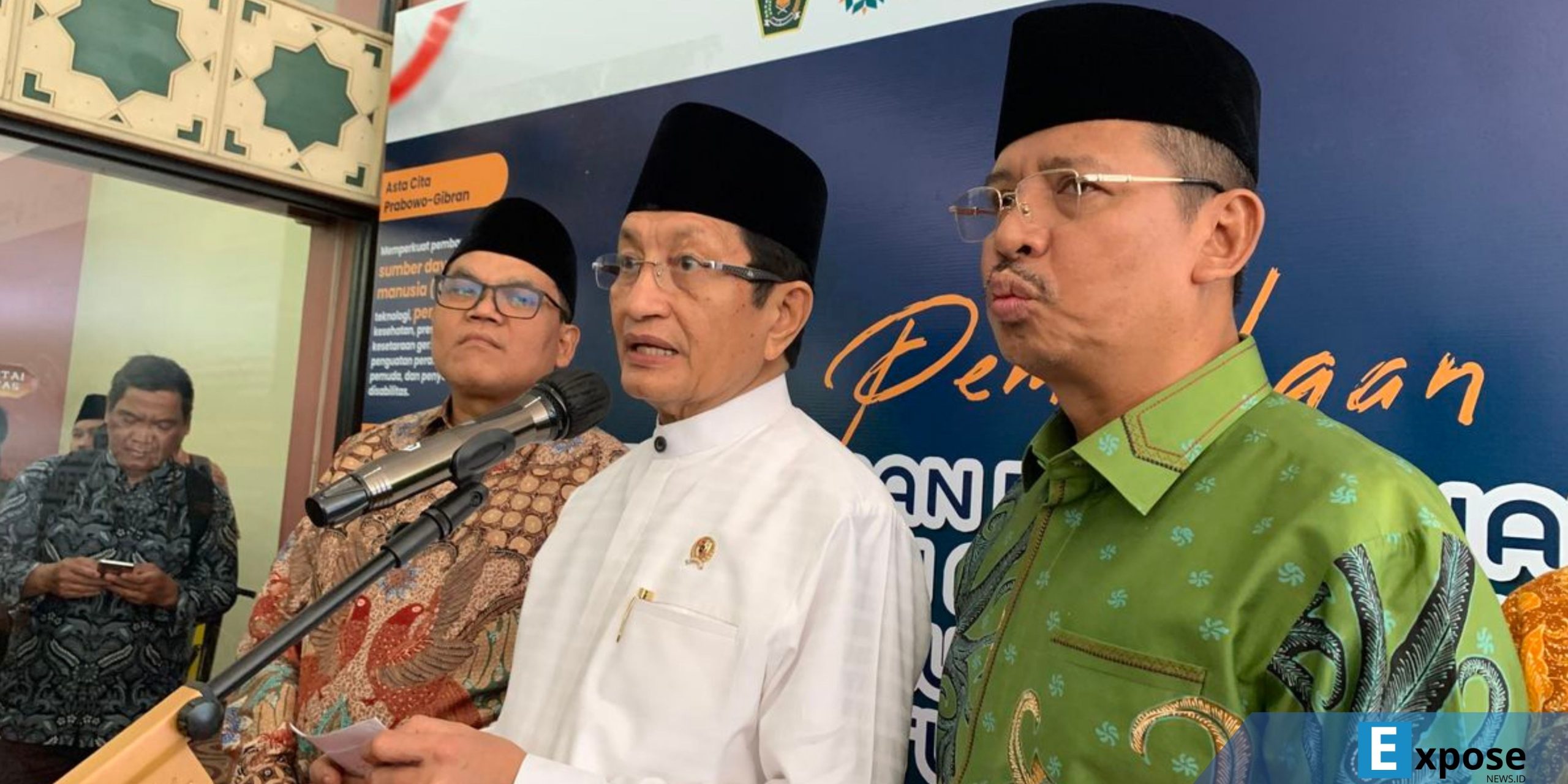 Menteri Agama (Menag) RI, Nasaruddin Umar (tengah) saat ditemui