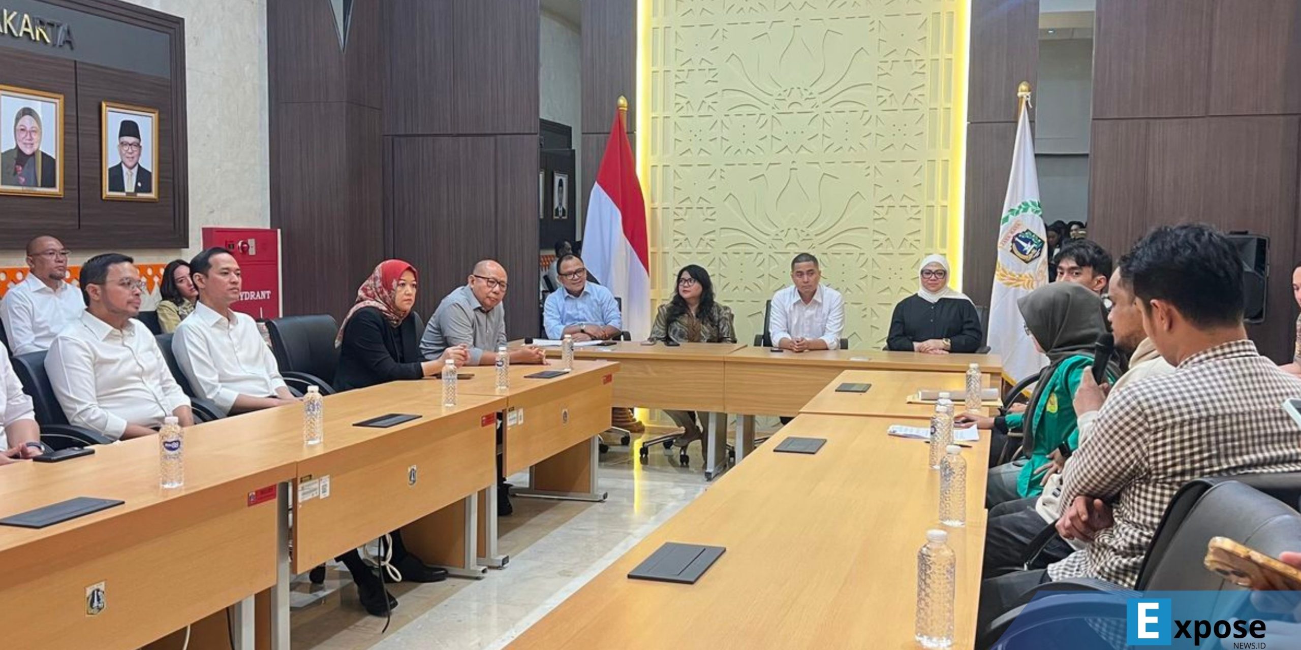 Pimpinan dan anggota DPRD DKI Jakarta menerima langsung audiensi Aliansi Mahasiswa Peduli Demokrasi (AMPSI)