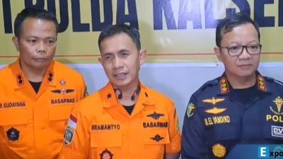 Direktur Operasi Basarnas, Laksamana Pertama TNI Yudhi Bramantyo (tengah) memberikan keterangan soal temuan kotak hitam milik helikopter PK-RGH