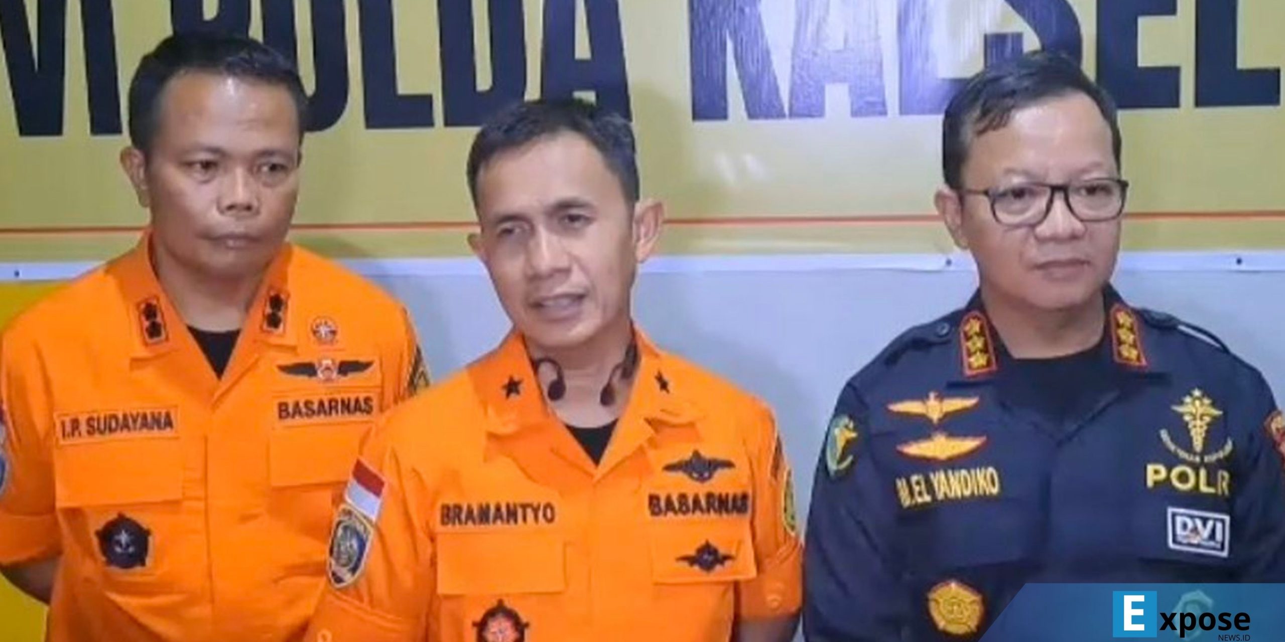 Direktur Operasi Basarnas, Laksamana Pertama TNI Yudhi Bramantyo (tengah) memberikan keterangan soal temuan kotak hitam milik helikopter PK-RGH