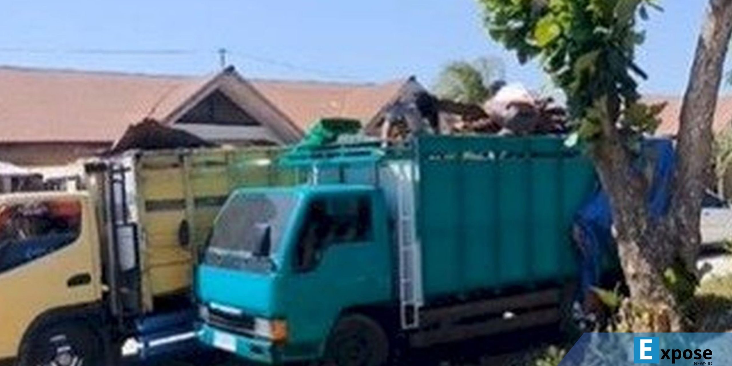 2 truk mengangkut miras tradisional jenis sopi dengan jumlah mencapai sekitar empat ton di NTT