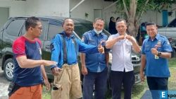 Komandan Regu Damkar Pos Kandangan, Edi (dua dari kiri) terkapar tiba-tiba akibat kena aliran listrik di bangunan rumah yang terbakar di Benowo, Surabaya