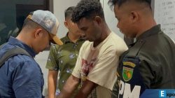 Pratu TB (kedua kanan), tersangka pelaku penembakan terhadap warga sipil di kawasan Entrop, Kota Jayapura