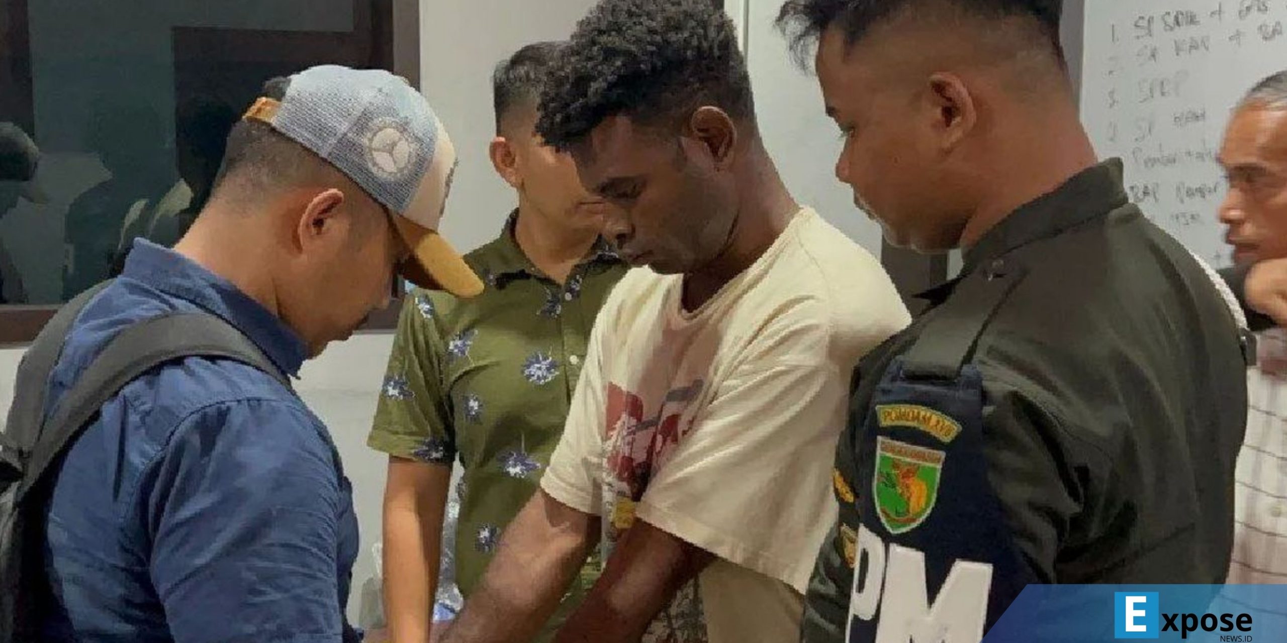 Pratu TB (kedua kanan), tersangka pelaku penembakan terhadap warga sipil di kawasan Entrop, Kota Jayapura