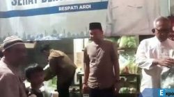 Wali Kota Solo Respati Ardi didampingi pengusaha kuliner Solo Puspo Wardoyo membagikan sayuran