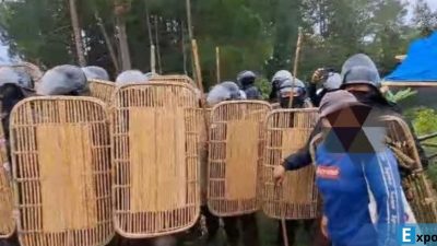 Foto: Tangkapan layar video bentrok antara warga dengan sekuriti PT. TPL