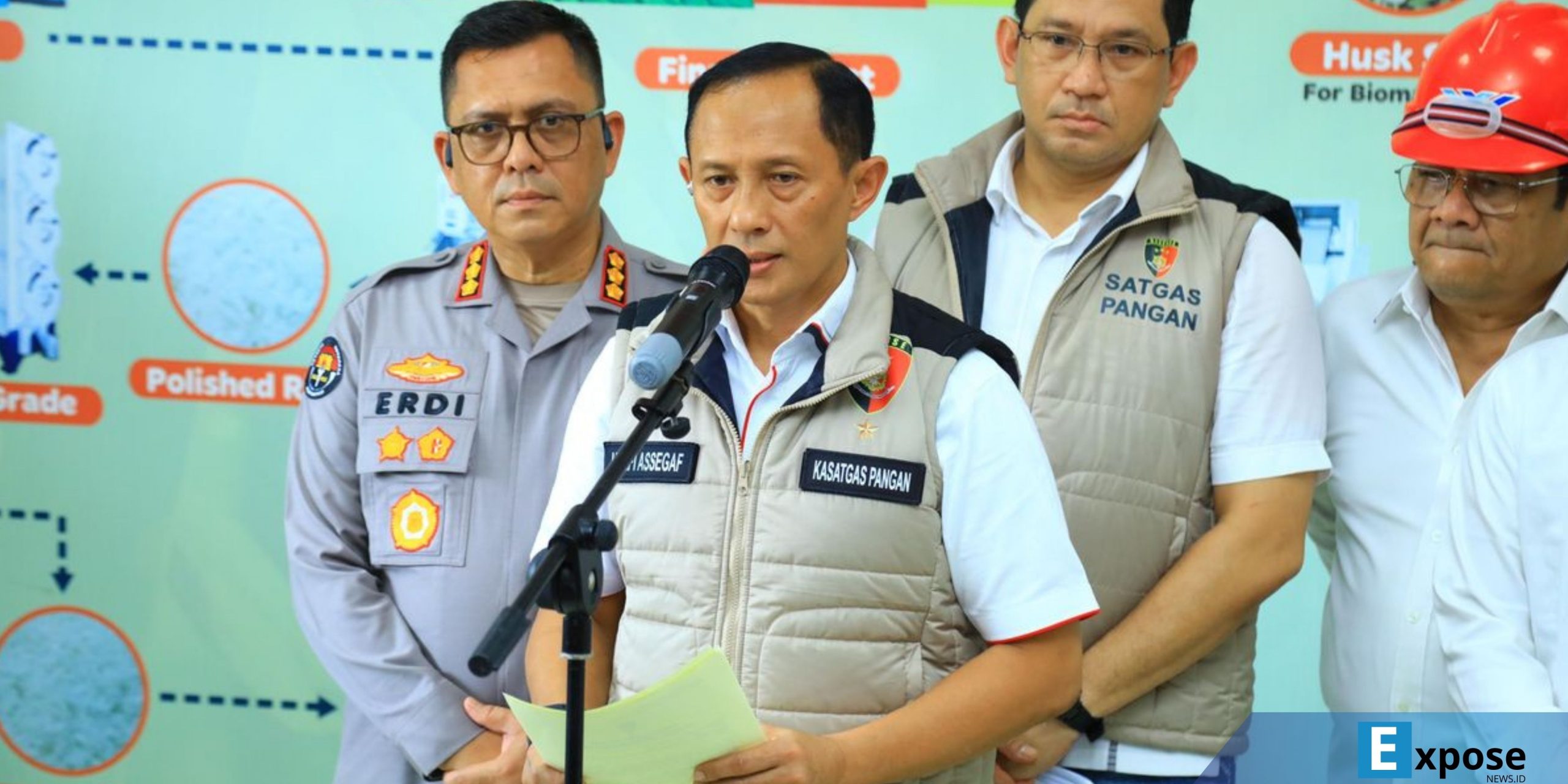 Konferensi pers Direktur Tindak Pidana Ekonomi Khusus Bareskrim Polri, Brigjen Pol Helfi Assegaf usai Satgas Pangan Badan Reserse Kriminal (Bareskrim) Polri