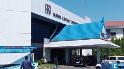 Suasana bank BRI Sungguminasa, Kabupaten Gowa, Sulawesi Selatan pasca keributan yang berujung berondongan peluru pos sekuriti okeh oknum tentara yang mengamuk